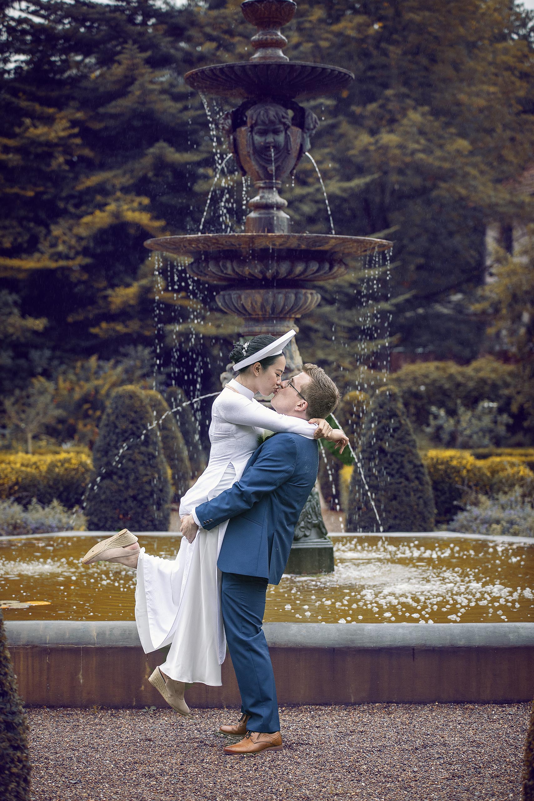 Hochzeitsfotografie vor einem Springbrunnen im Park Schloss Rheder