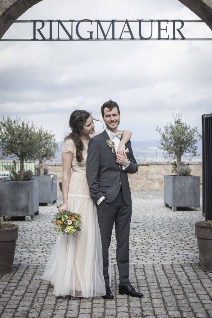 Hochzeitspaar vor der Ringmauer auf Burg Scharfenstein