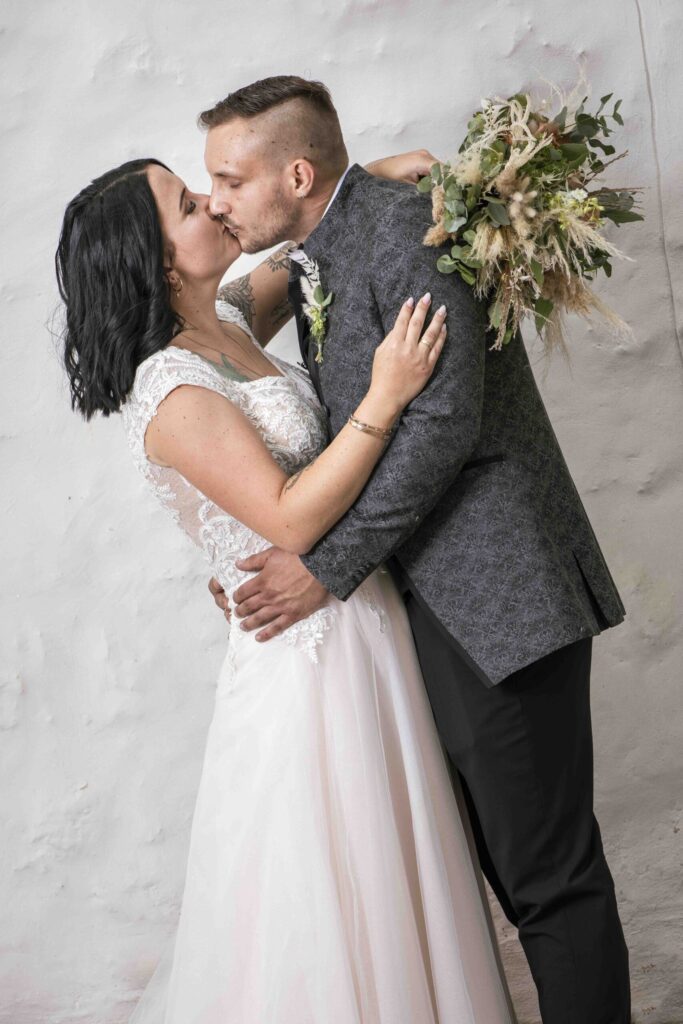 romantischer Hochzeitskuss