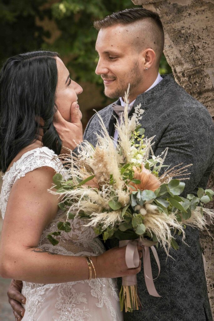 Hochzeitspaar mit romantischer Blick tief in die Augen