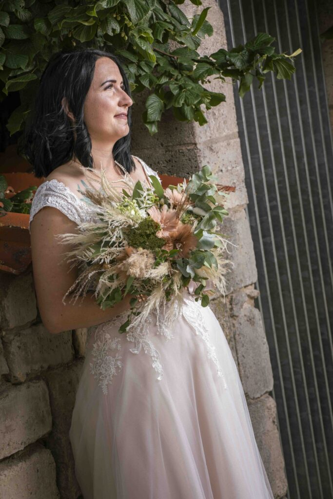 Portrait der Braut mit Blick in die Ferne