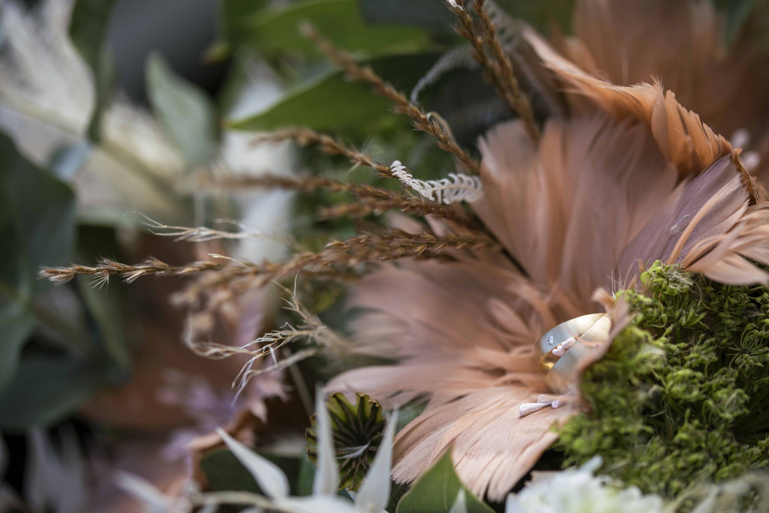 Hochzeitsstrauß mit Ringen in der Blüte