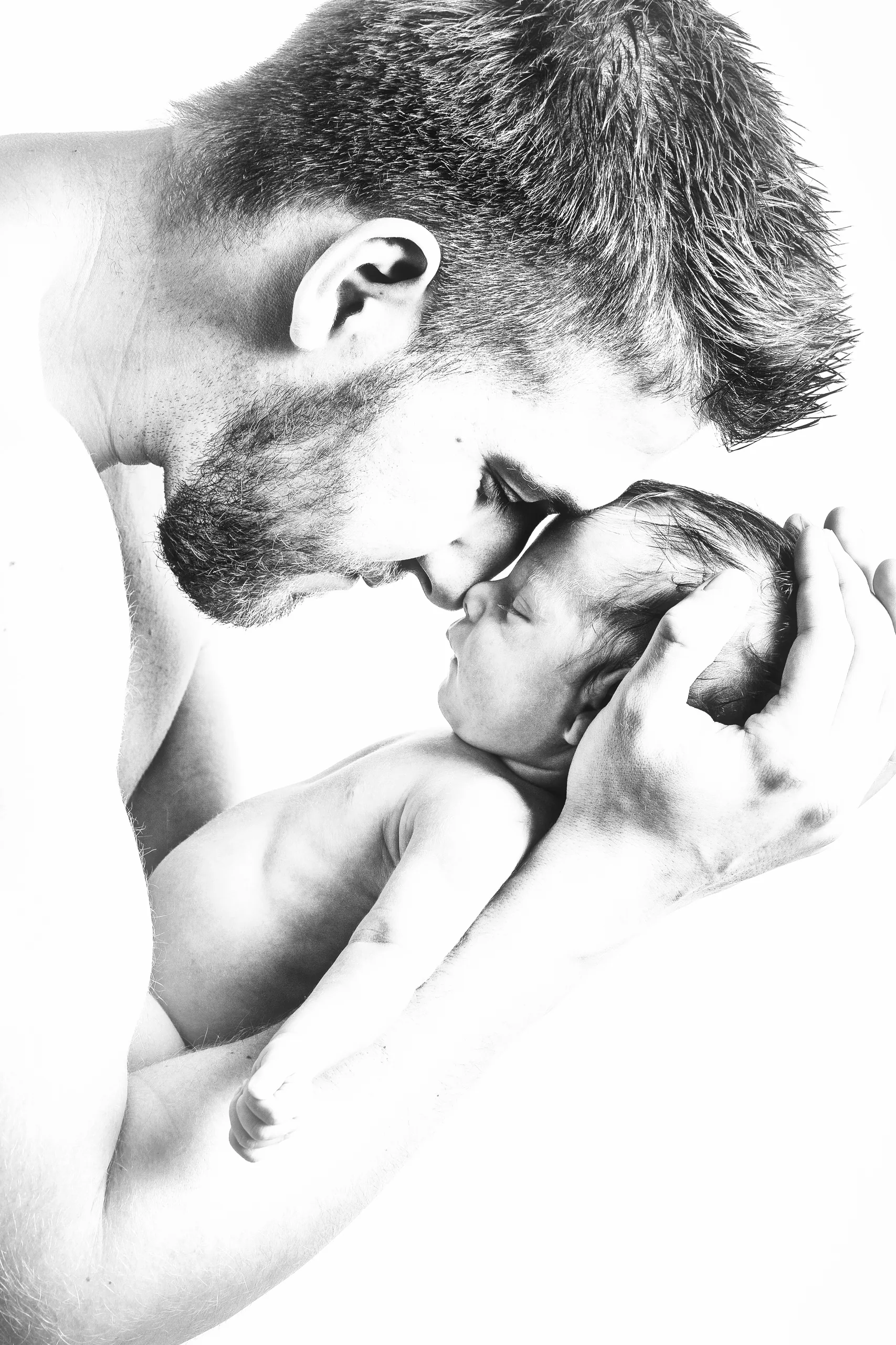 Vater mit seinem Baby bei einem Newbornshooting im Eichsfeld.