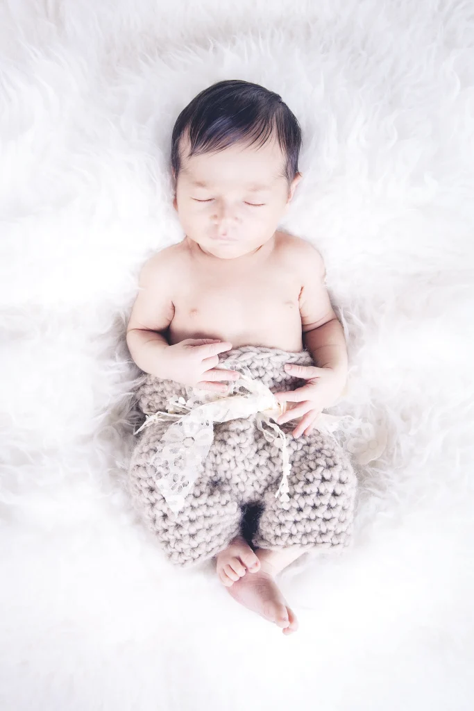 Newbornshooting mit schlafendem Baby mit einer Strickhose im Eichsfeld.