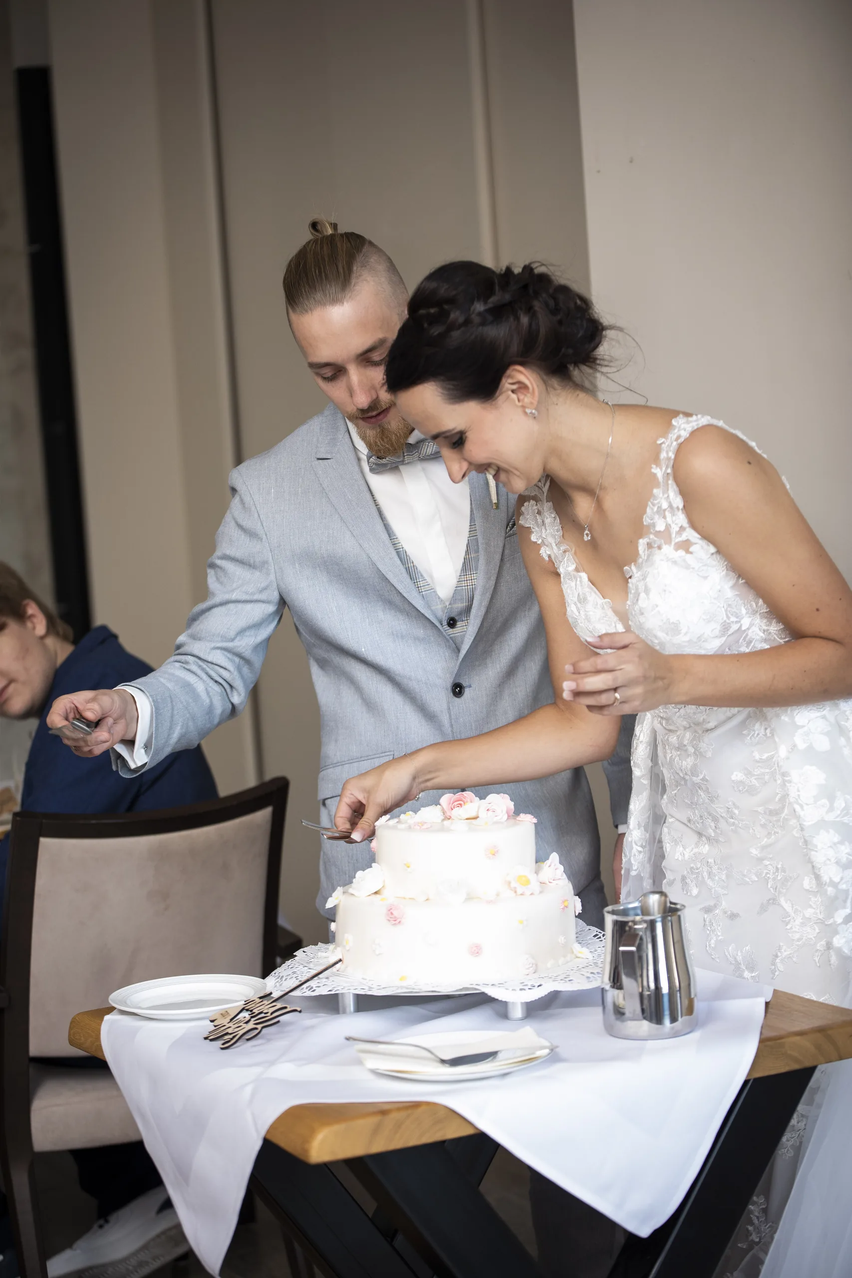 Brautpaar verteilt die angeschnittene Hochzeitstorte auf Burg Scharfenstein.