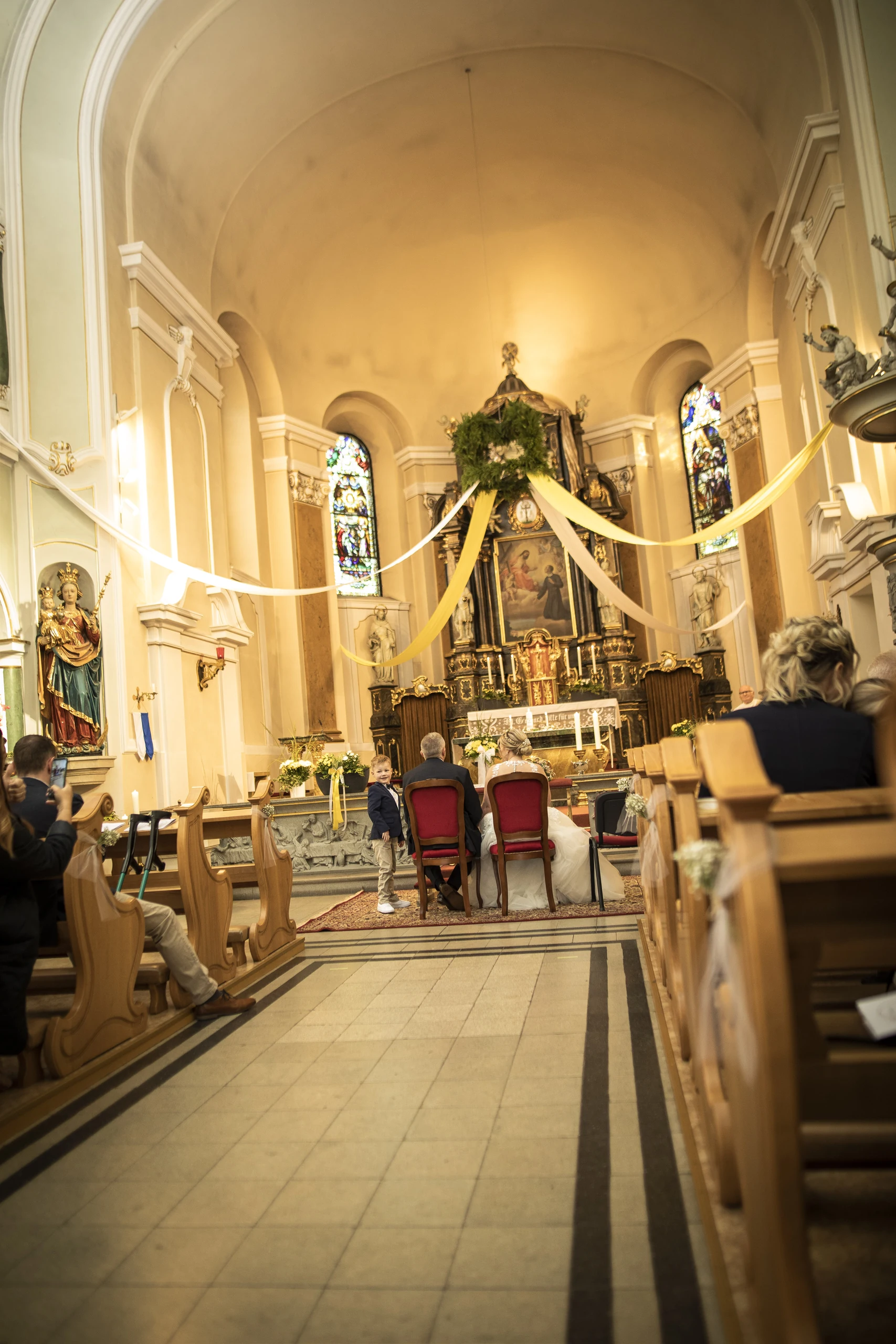 Blick durch den Mittelgang zum Brautpaar in der Pfarrkirche St. Gerhard in Heilbad Heiligenstadt.
