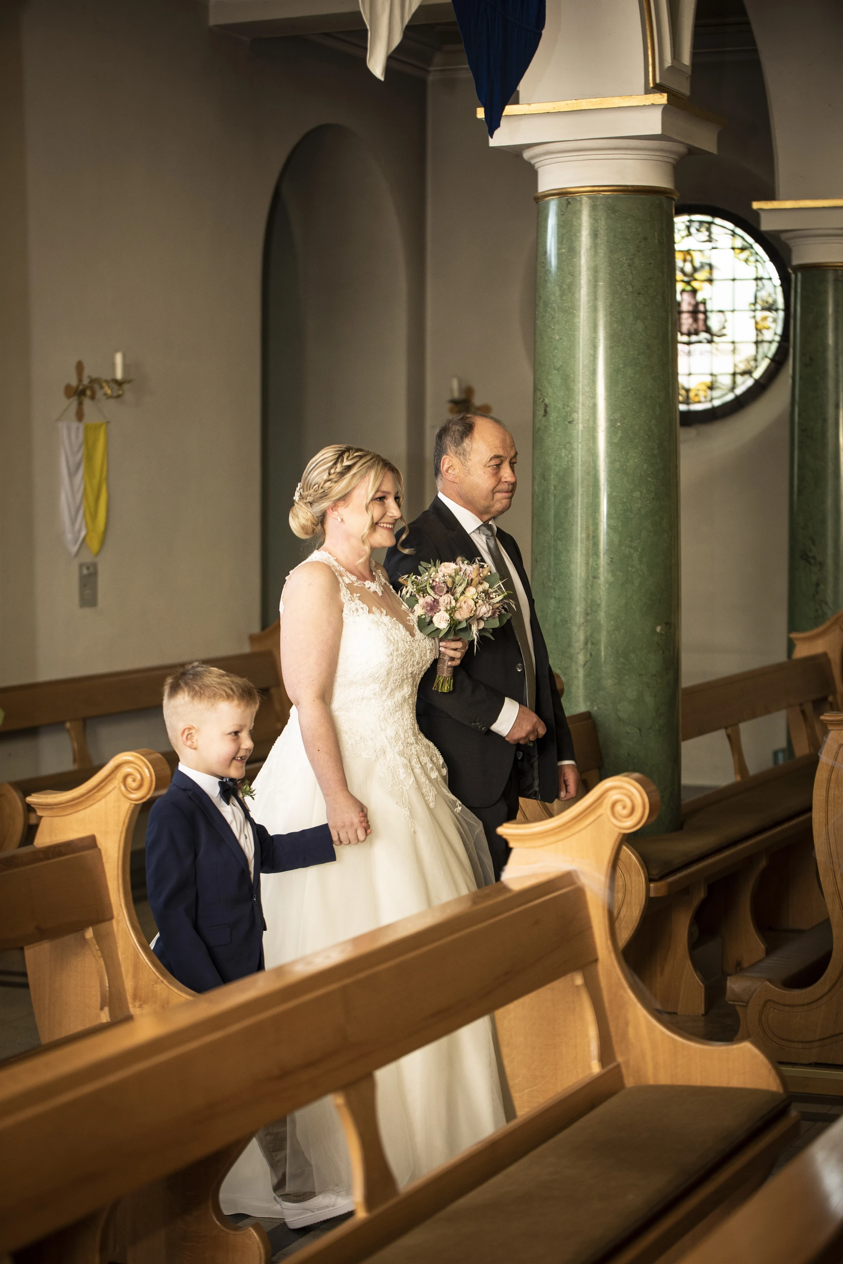 Braut mit Begleitung und Kind im Seitengang der Pfarrkirche St. Gerhard in Heilbad Heiligenstadt.