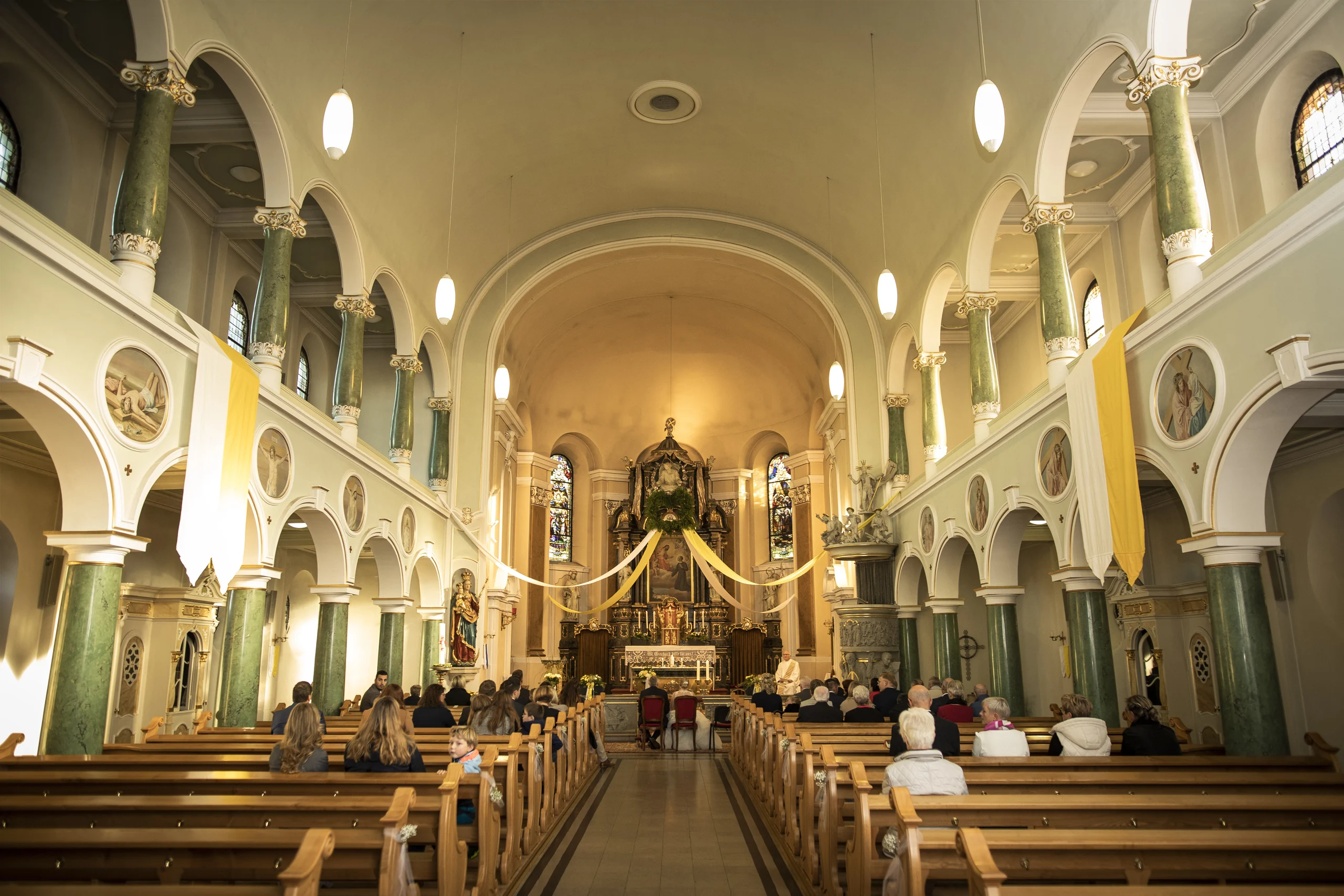 Gesamtansicht des Kirchenschiffs mit Hochzeitsgesellschaft in der Pfarrkirche St. Gerhard in Heilbad Heiligenstadt.