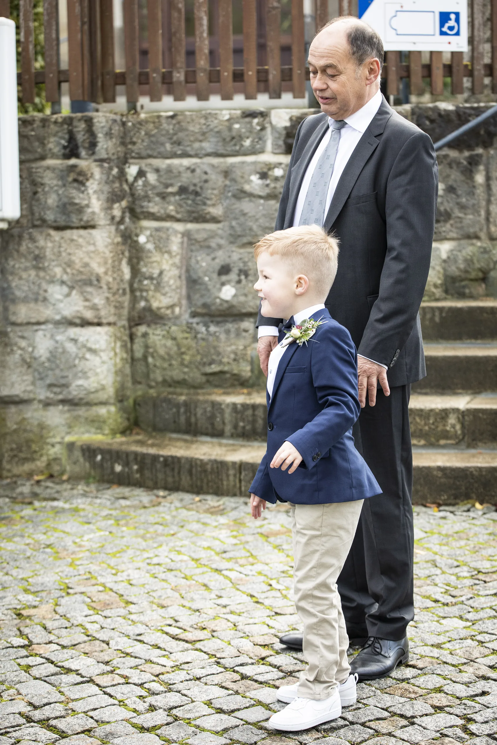 Kleiner Junge mit Begleitperson vor der Pfarrkirche St. Gerhard in Heilbad Heiligenstadt.