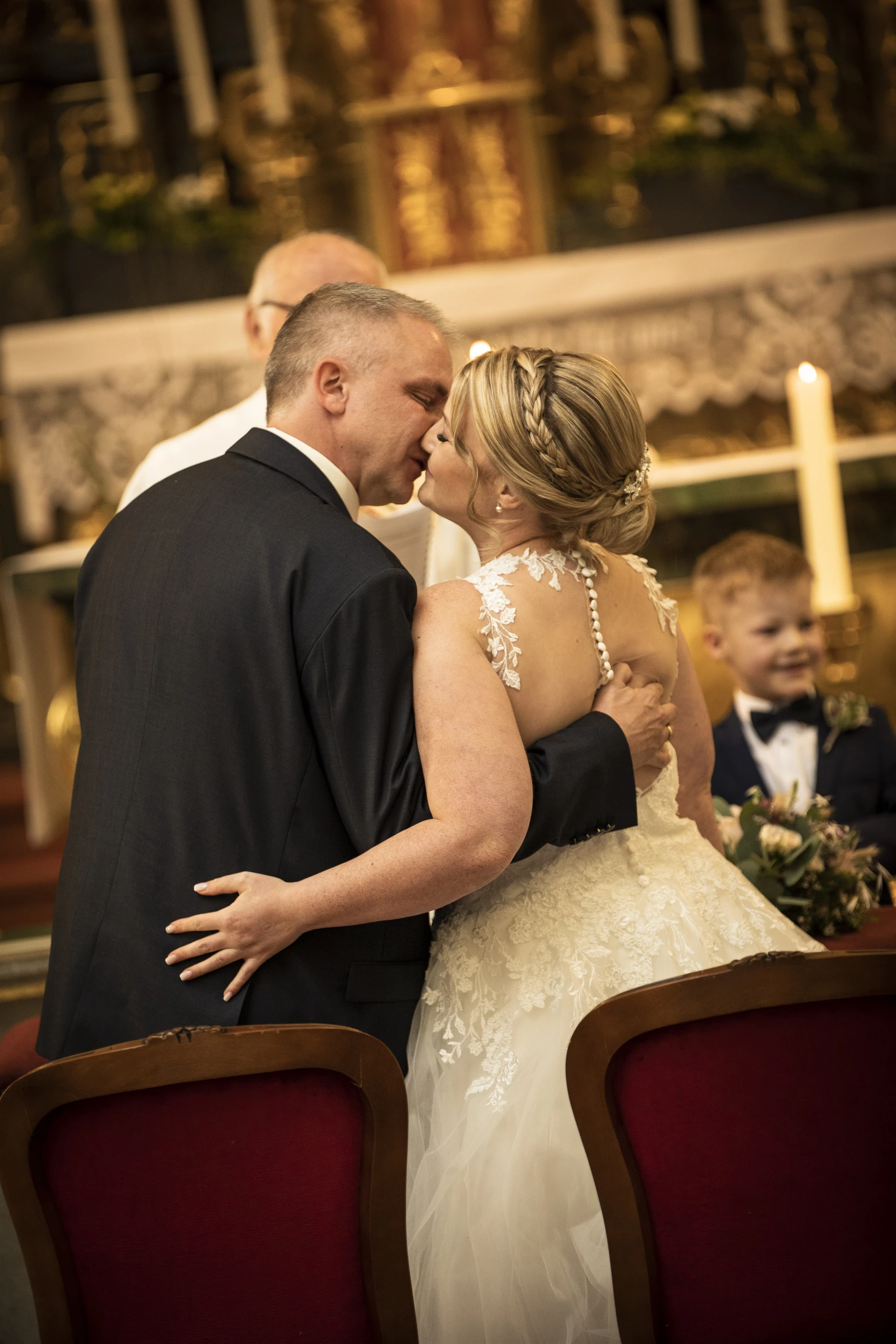 Nahaufnahme des Hochzeitskusses vor dem Altar der Pfarrkirche St. Gerhard in Heilbad Heiligenstadt.
