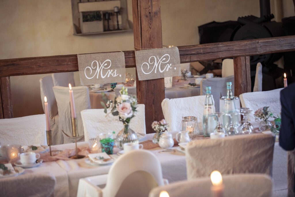 Brautpaartisch mit Mr-und-Mrs-Schildern im Restaurant Rollns Keller in Neustadt.