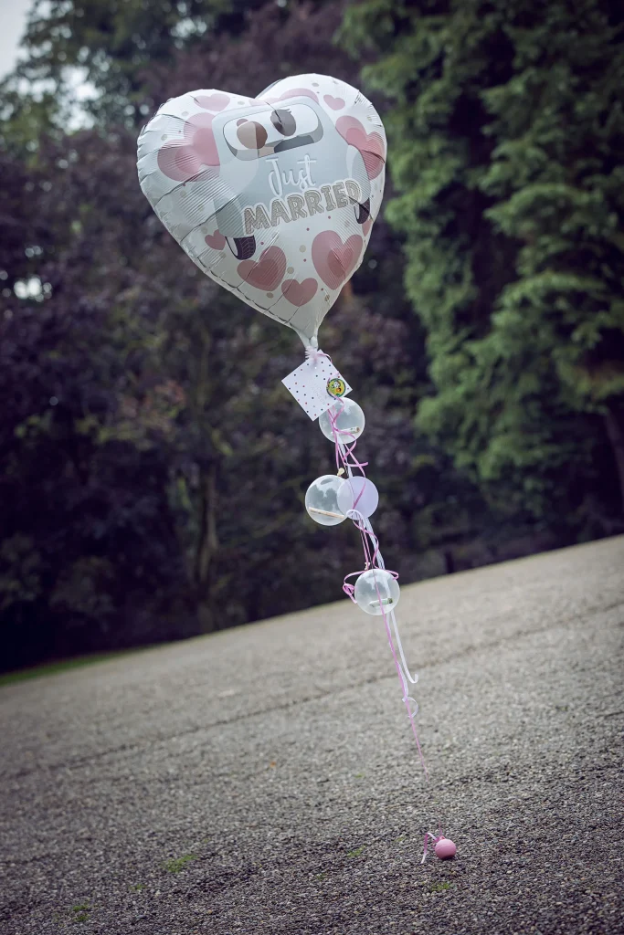 Herzballon mit der Aufschrift „Just Married“ bei einer Hochzeit auf Schloss Rheder in Brakel