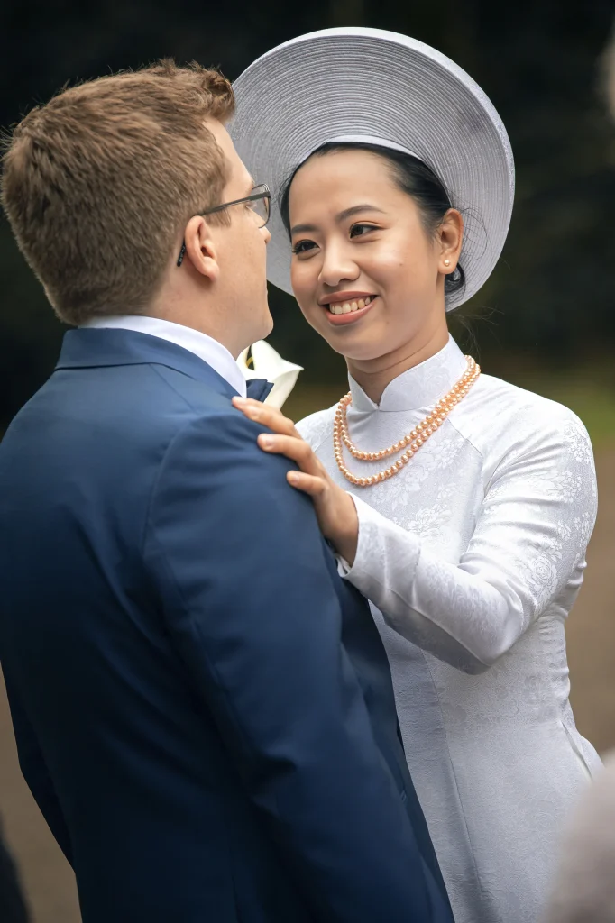 Lächelndes Brautpaar im Porträt bei seiner Hochzeit auf Schloss Rheder in Brakel