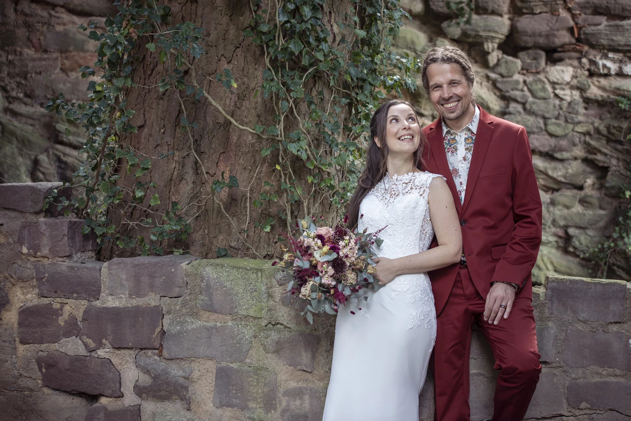 Hochzeitspaar am Standesamt auf der Burgruine Nörten-Hardenberg.