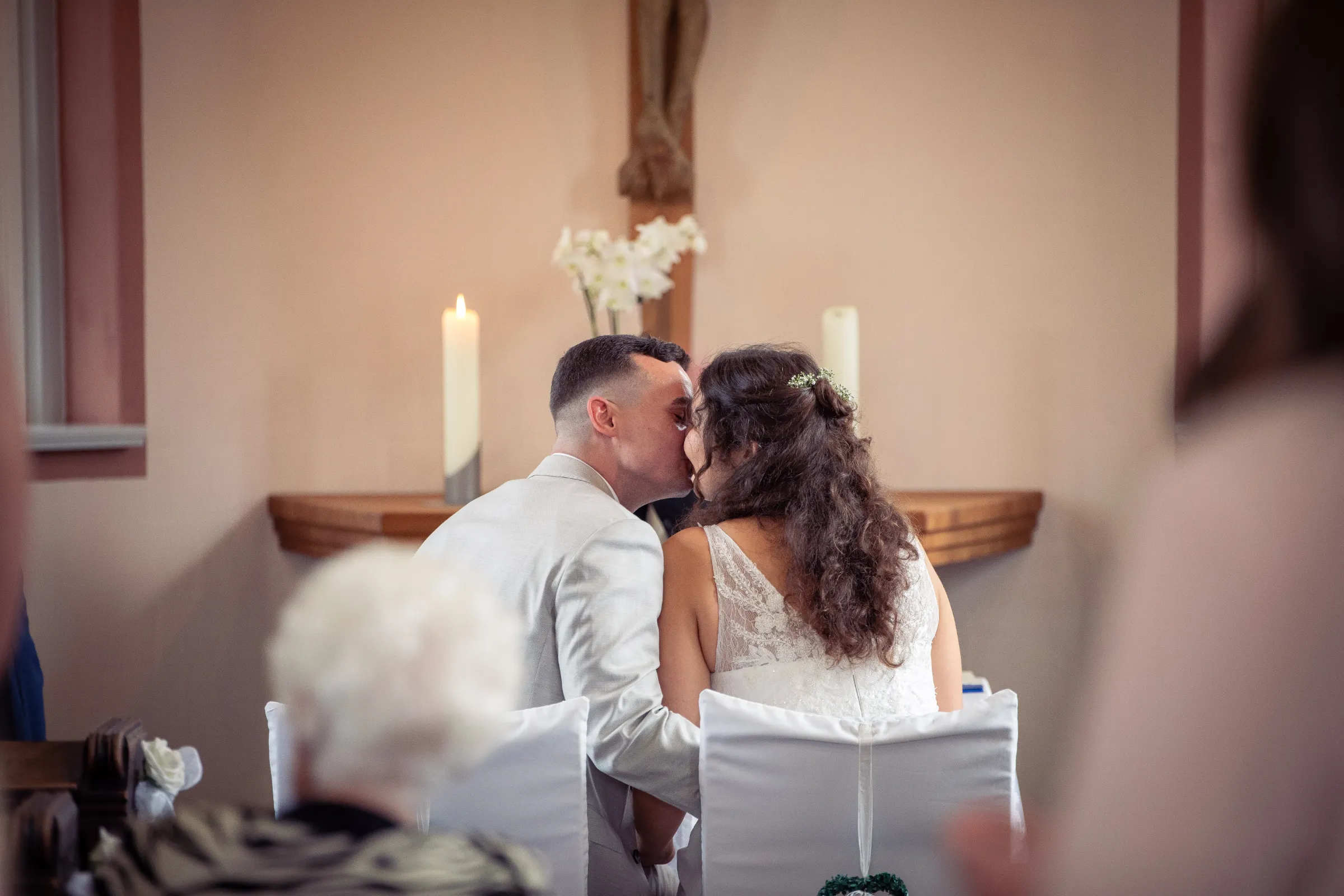 Hochzeitskuss an der Franz-von-Assisi-Kapelle in Duderstadt.