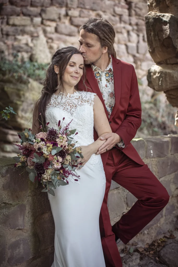 Hochzeitspaar beim Porträt auf der Burgruine Nörten-Hardenberg.