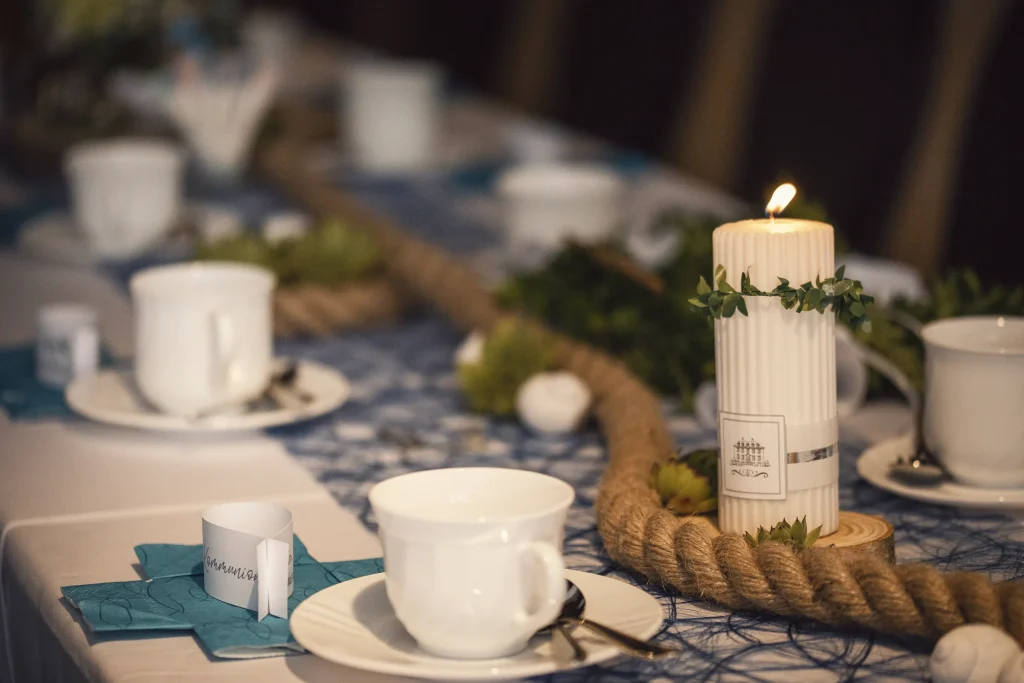 Festtafel mit brennender Kerze und Tauseil bei einer Kommunion in Brehme