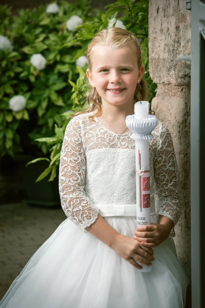Mädchen im Spitzenkleid mit Kommunionkerze in Heilbad Heiligenstadt
