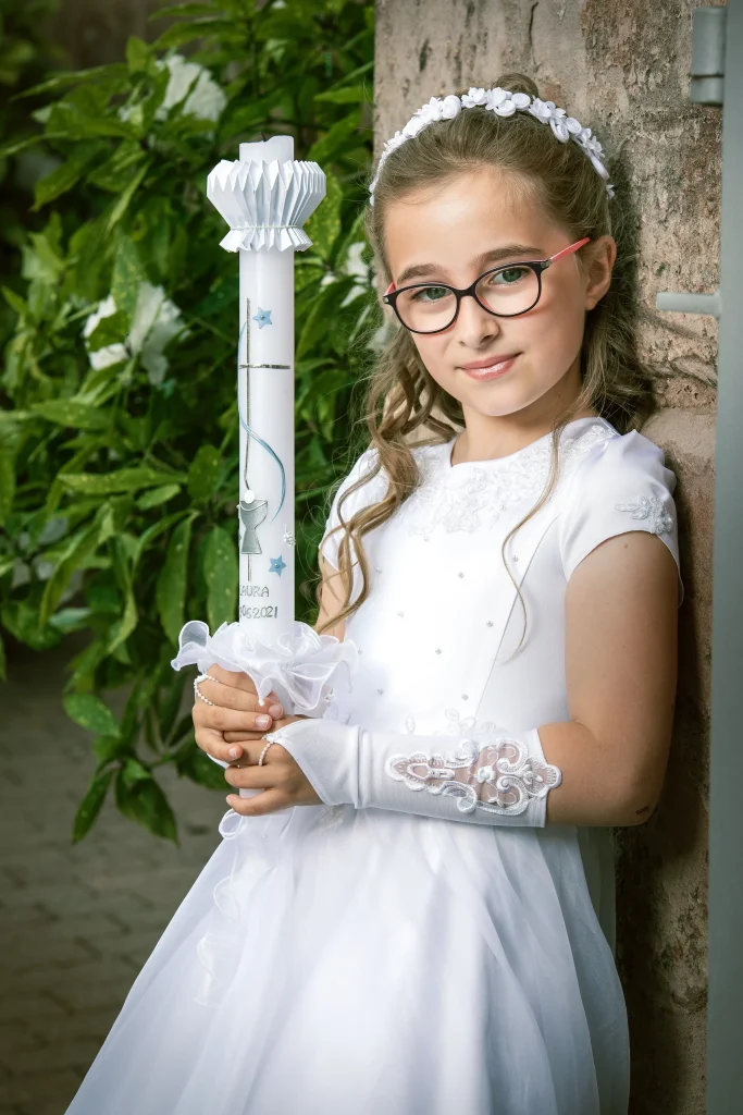 Mädchen mit Haarkranz und Kommunionkerze im weißen Kleid in Heilbad Heiligenstadt