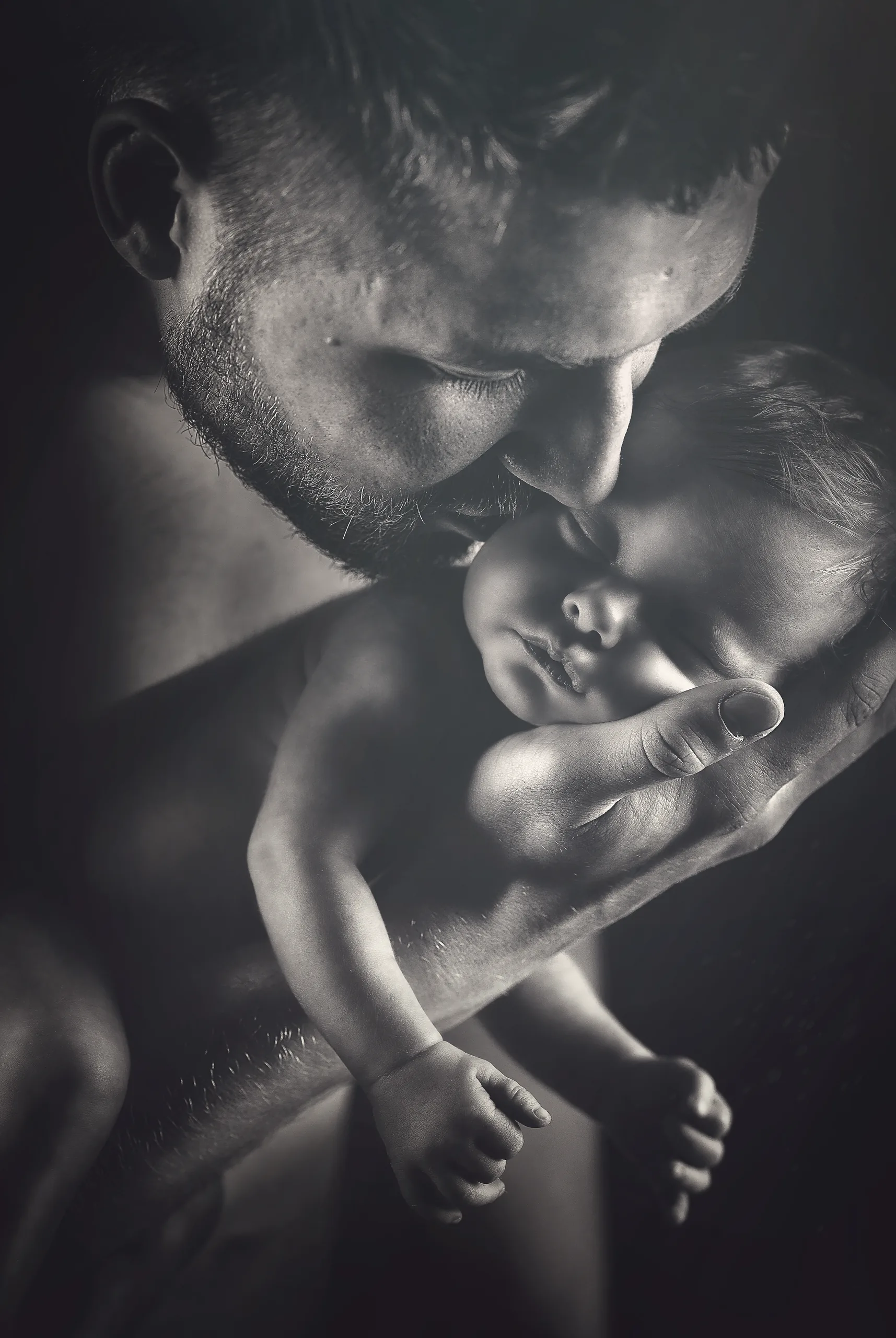 Vater mit seinem Baby bei einem Newbornshooting im Eichsfeld in Schwarz-Weiß.
