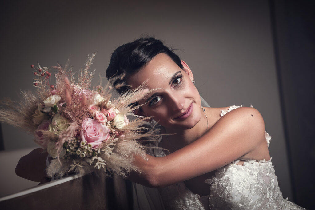 Elegantes Brautportrait mit rosafarbenem Trockenblumenstrauß