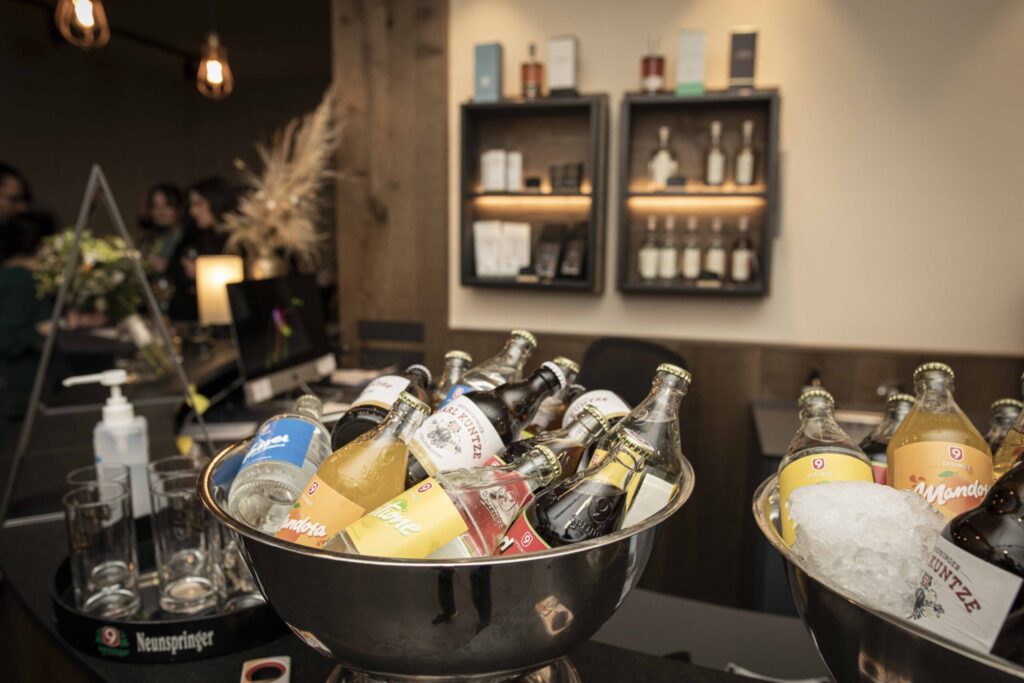 Sektflaschen und Gläser an der Bar auf Burg Scharfenstein