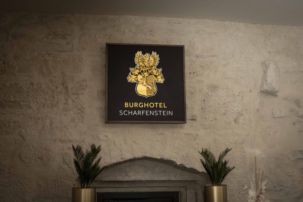 Wappenschild im Burghotel Scharfenstein