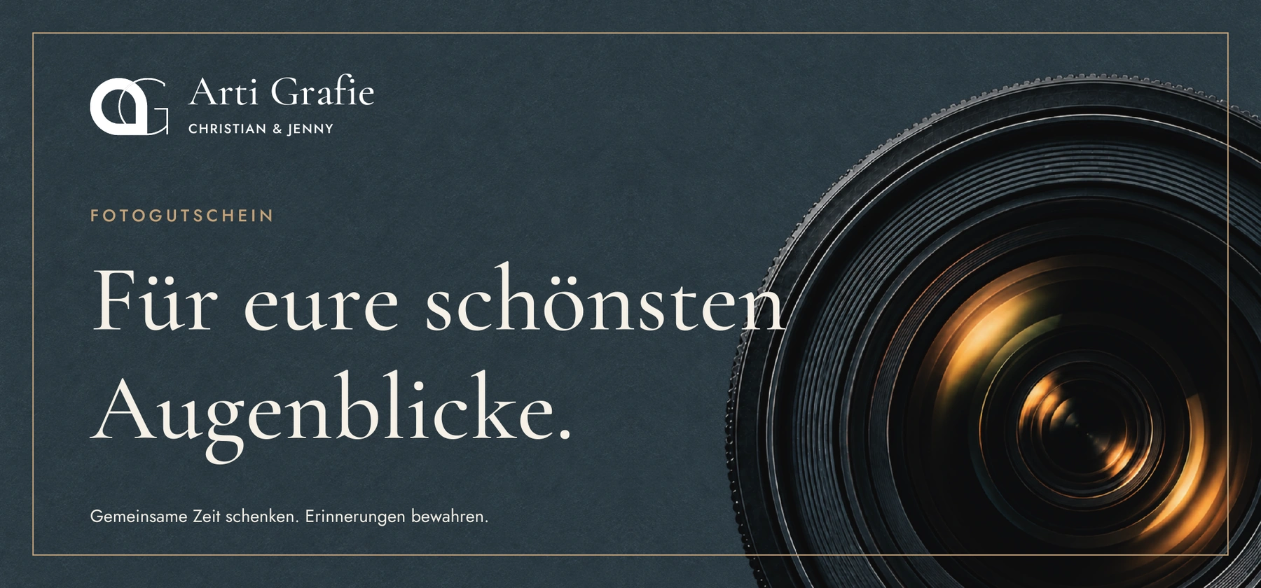 Fotogutschein von Arti Grafie mit einem Objektiv in direkter Draufsicht auf blauem Steinuntergrund. Für eure schönsten Augenblicke.