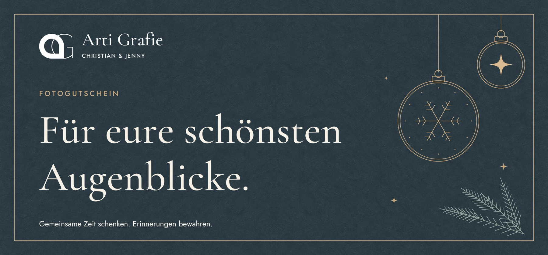 Weihnachtsgutschein von Arti Grafie mit champagnerfarbenen Kugeln und Tannenzweig auf strukturiertem Schieferblau.