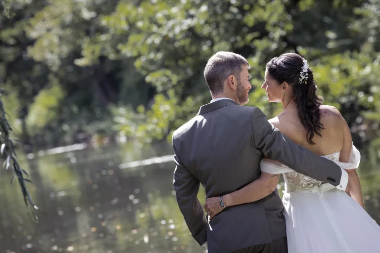 Brautpaar blickt bei seiner Hochzeit über einen Teich in Duderstadt