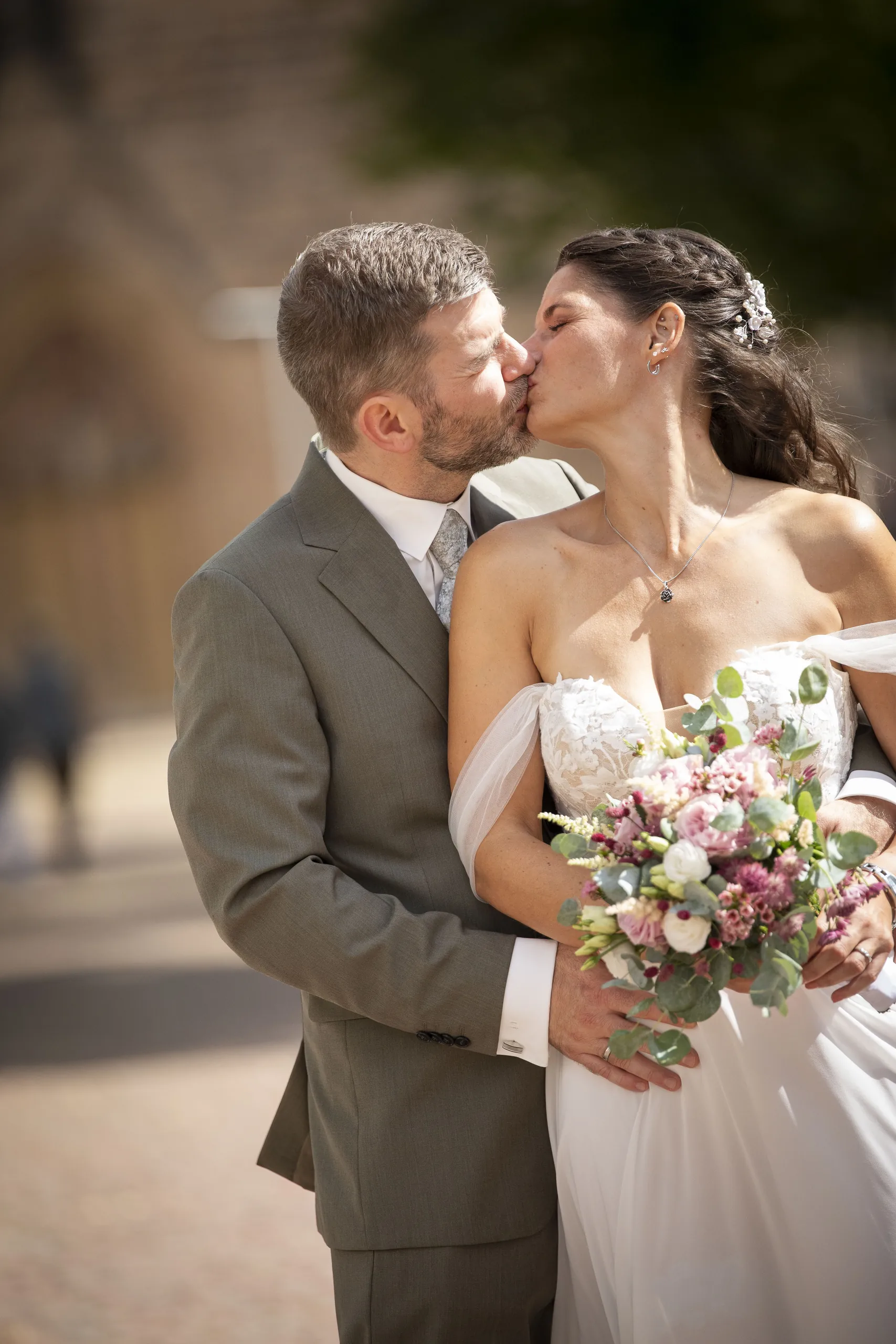 Brautpaar küsst sich bei seiner Hochzeit in der Altstadt von Duderstadt
