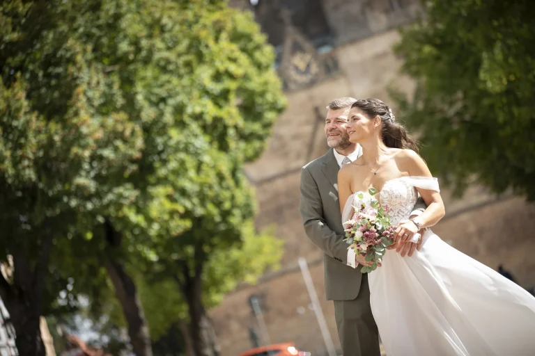 Hochzeitsporträt des Brautpaares vor einer Kirche in Duderstadt