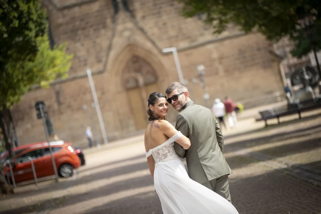 Brautpaar spaziert bei seiner Hochzeit durch die Altstadt von Duderstadt