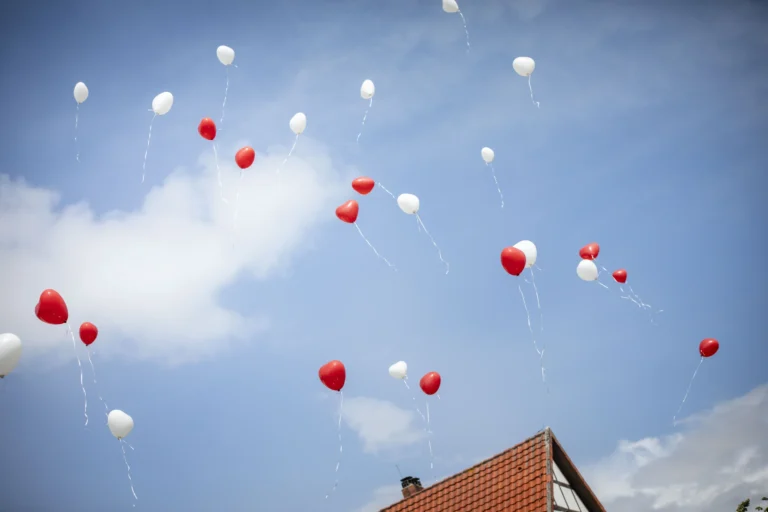 Rote und weiße Luftballons über Klein Lengden.