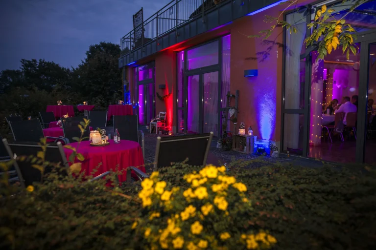 Beleuchteter Garten des Schönstatt-Zentrums Kleines Paradies bei Nacht