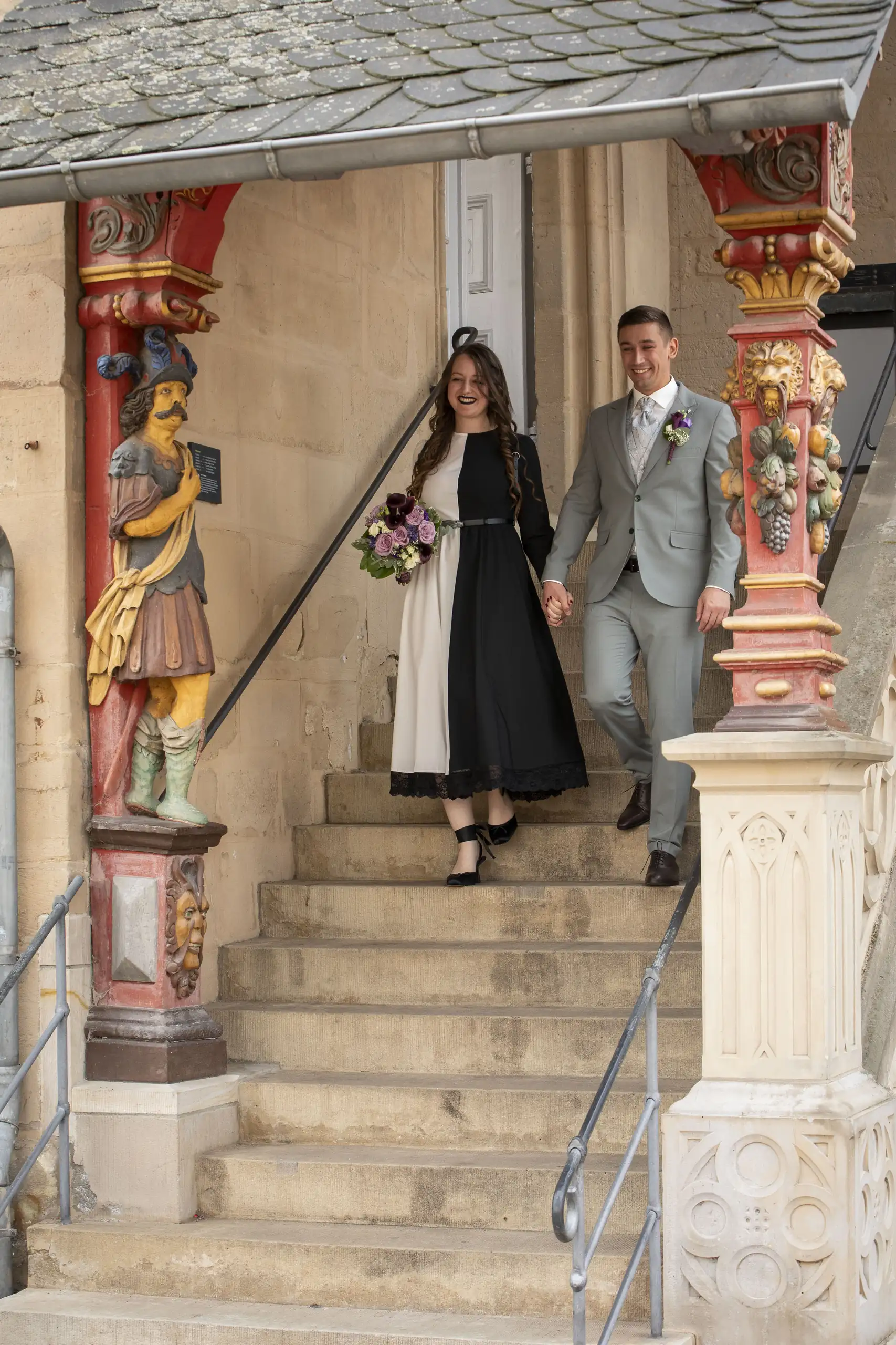 Nora und Anton steigen gemeinsam die historische Treppe im Alten Rathaus Duderstadt hinab