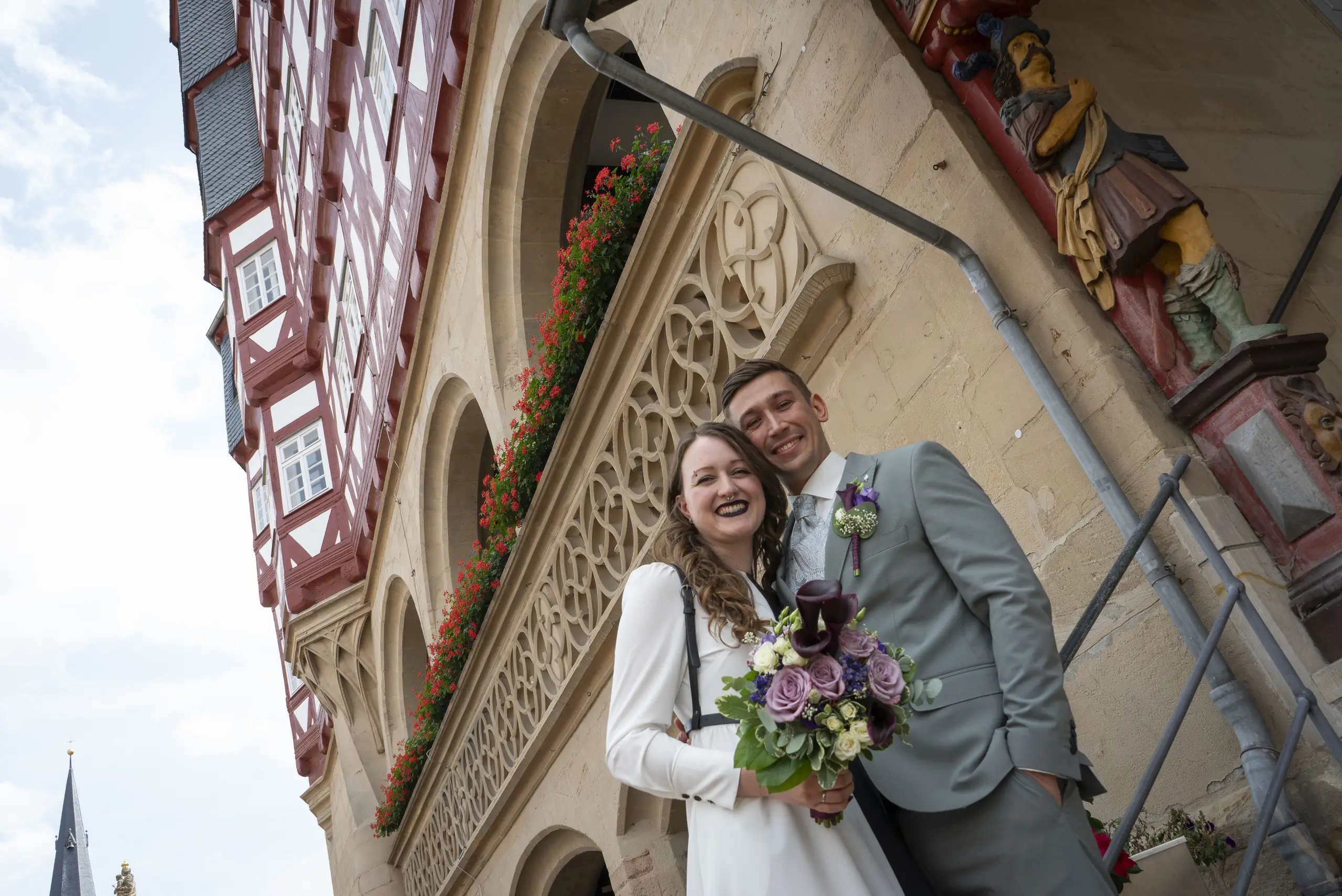 Brautpaar Nora und Anton vor dem Alten Rathaus in Duderstadt