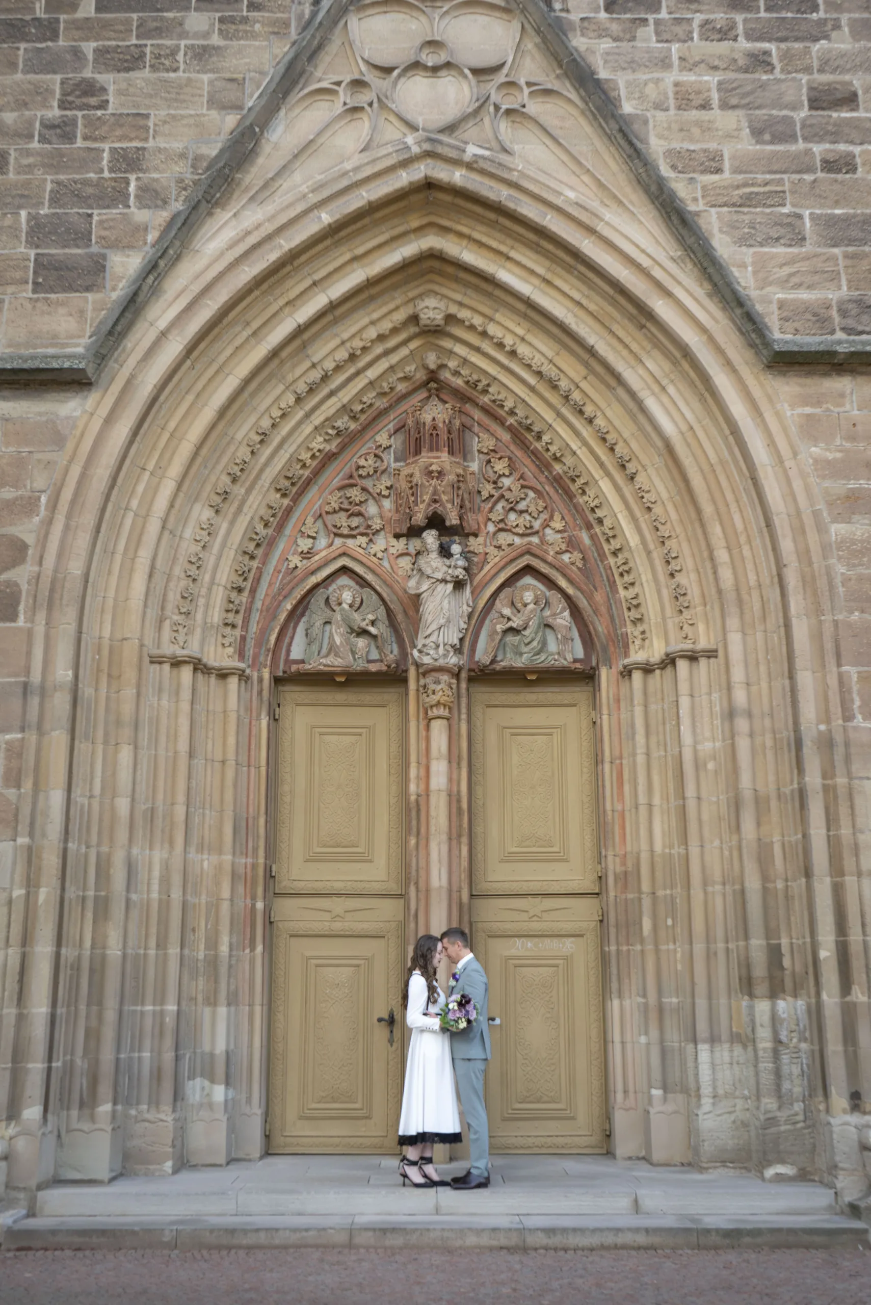 Nora und Anton vor dem Portal der Basilika St. Cyriakus in Duderstadt