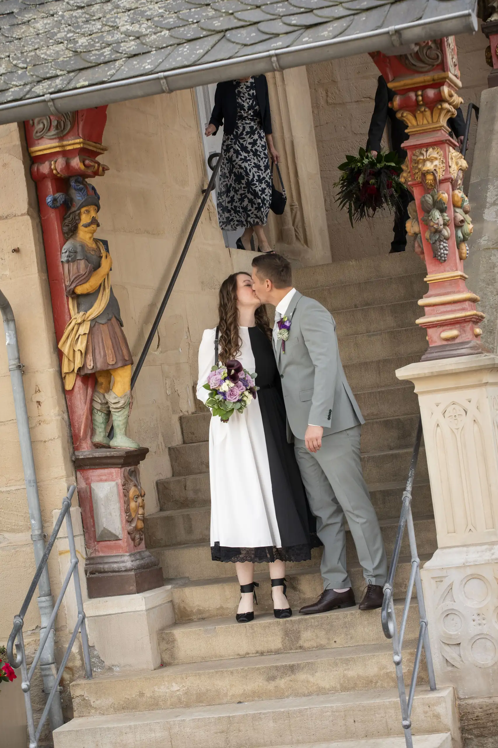 Hochzeitskuss von Nora und Anton auf der verzierten Treppe im Alten Rathaus Duderstadt