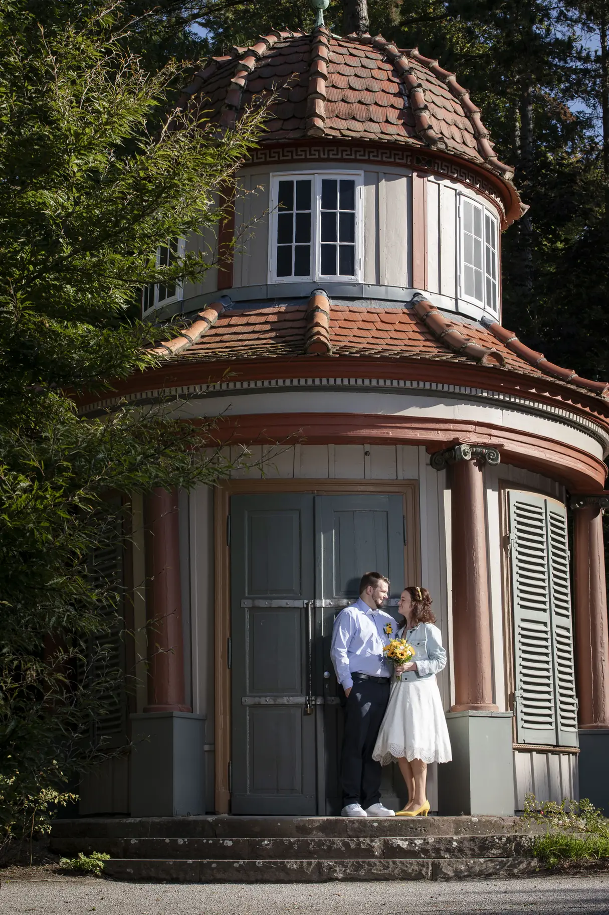 Sandra und Norman stehen vor dem historischen Jérôme-Pavillon in Göttingen.