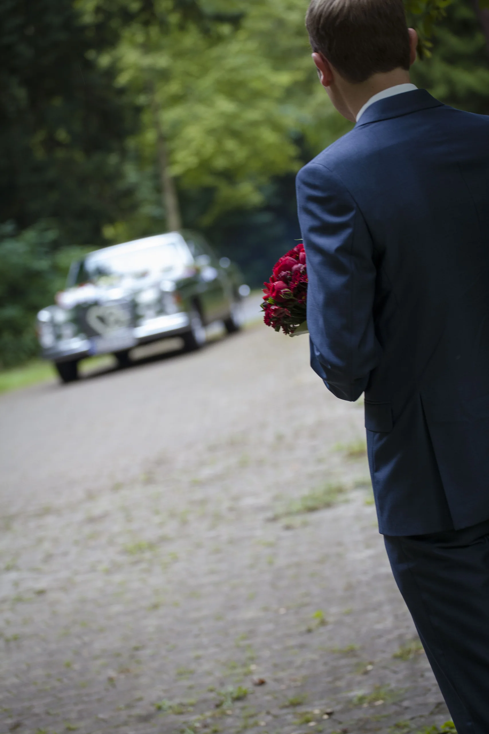 Timo wartet beim First Look auf Franzi und den Oldtimer auf den Schillerwiesen in Göttingen