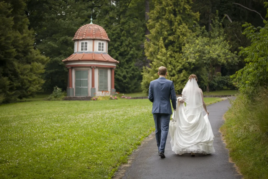 Timo und Franzi spazieren zum Pavillon auf den Schillerwiesen in Göttingen
