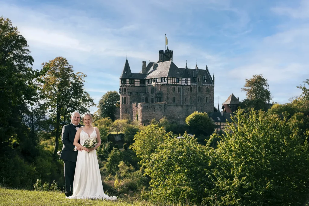 Brautpaar vor Schloss Berlepsch