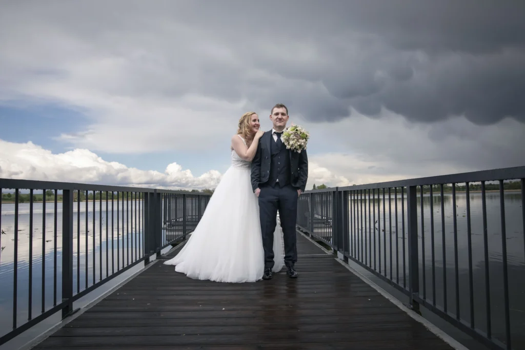 Mareile und Julian auf dem Steg am Seeburger See vor dunklen Regenwolken.