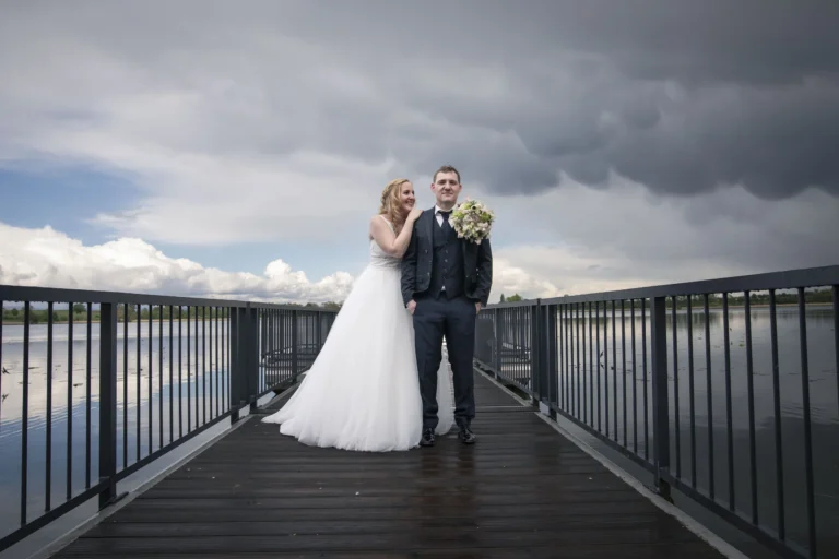 Mareile und Julian auf dem Steg am Seeburger See vor dunklen Regenwolken.