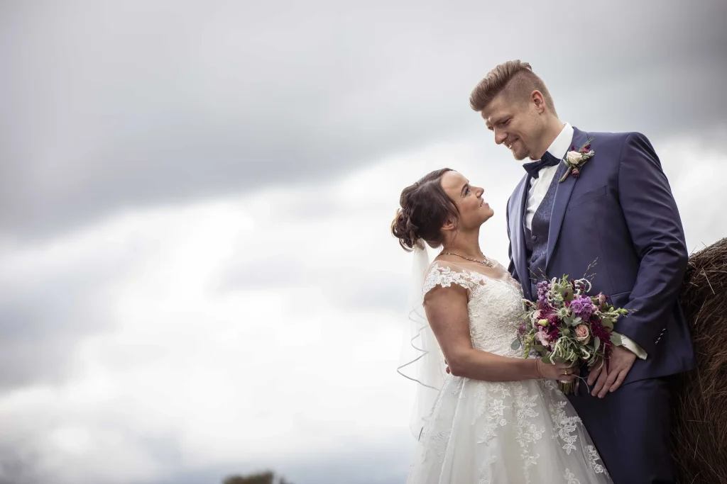 Brautpaar bei einem Hochzeitsporträt auf einer Wiese in Silkerode