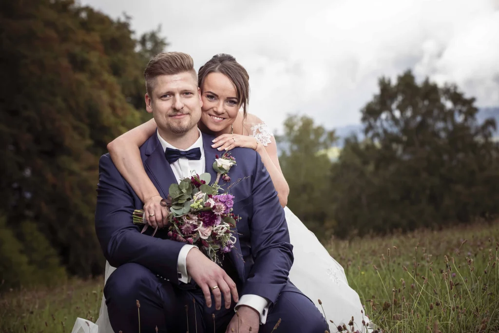 Romantisches Hochzeitsporträt des Brautpaares in Silkerode