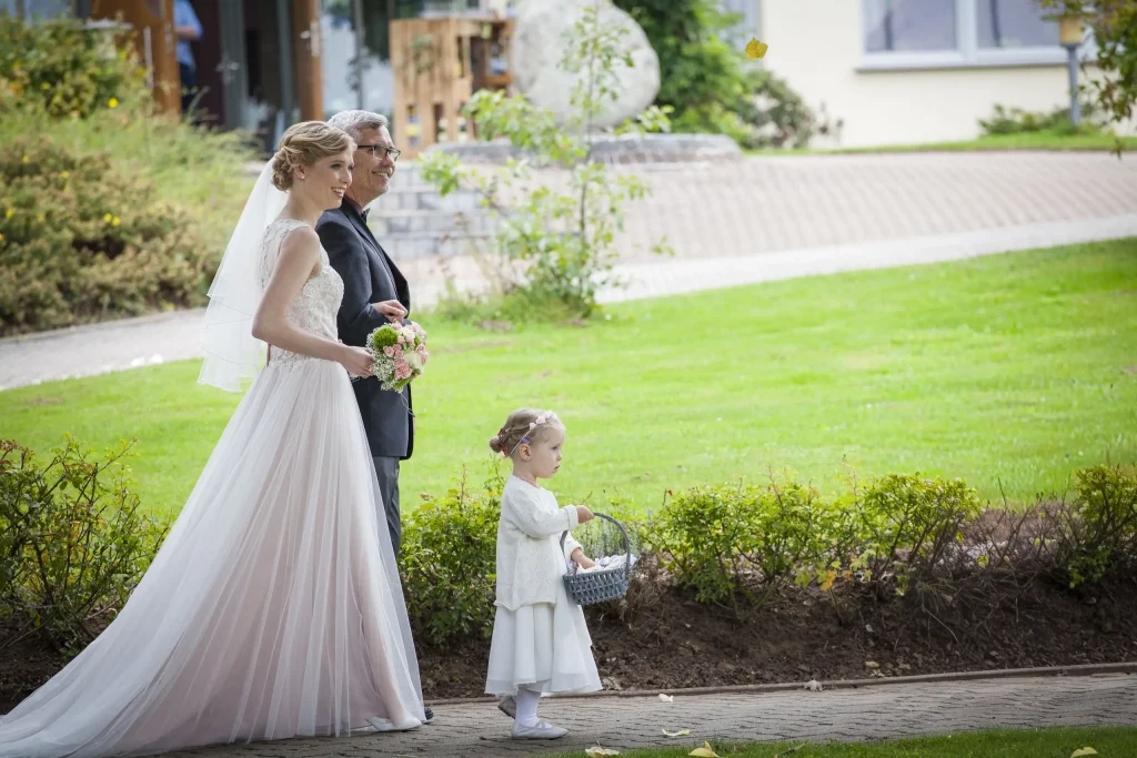 Ulrike mit ihrem Vater und Tochter Emma vor Hochzeit und Taufe im Kleinen Paradies